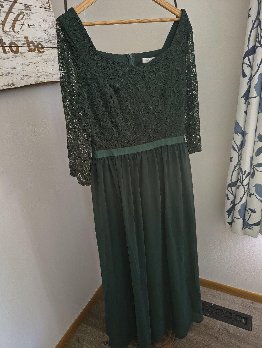 Elegant Green Lace Maxi Dress with Three-Quarter Sleeves